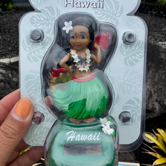 Hawaiian Collectible Bundle – Surf Van, Solar Hula Doll & Puzzle - Picture 2 of 9